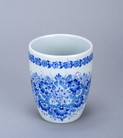 Eine Tasse in Oppeln Blumenmuster in Blautönen handbemalt.