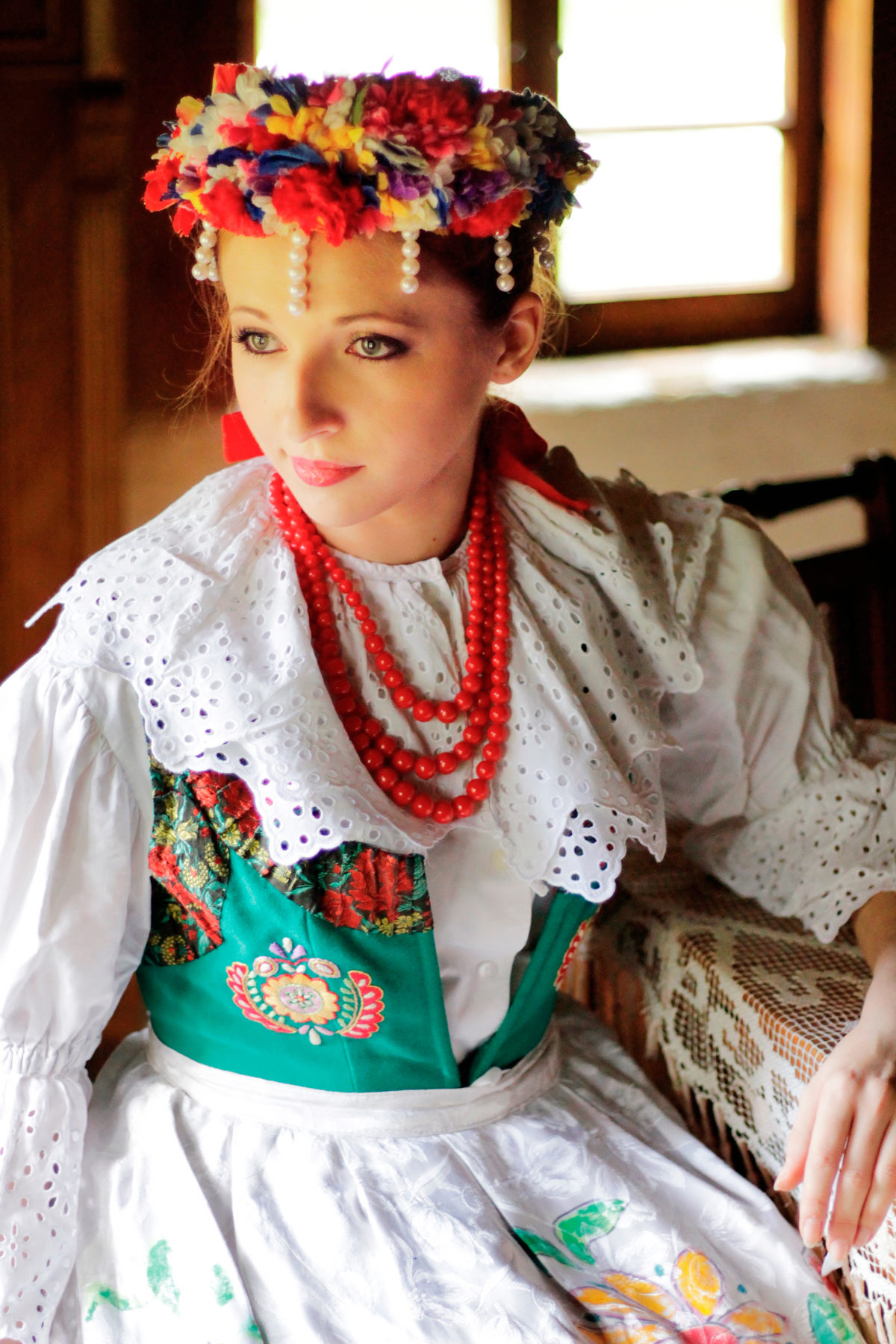 sesja zdjęcia fotografia opole opolskie polska ślubna sesja modelki folk ludowo cepelia skansen muzeum wsi opolskiej opolszczyzna strój ludowy stój opolski strój śląski wianek panna