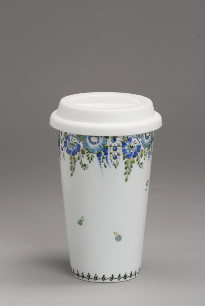 Blauer und grüner thermischer Becher